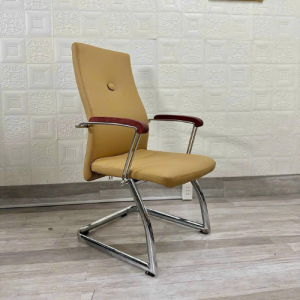 Ghế phòng họp chân quỳ tay ốp gỗ nệm da nâu: GCQD023
